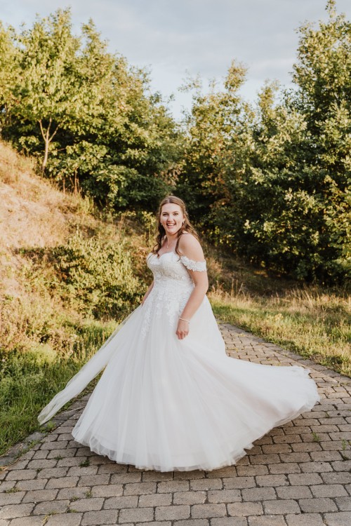 Eine Braut tanzt im Park.