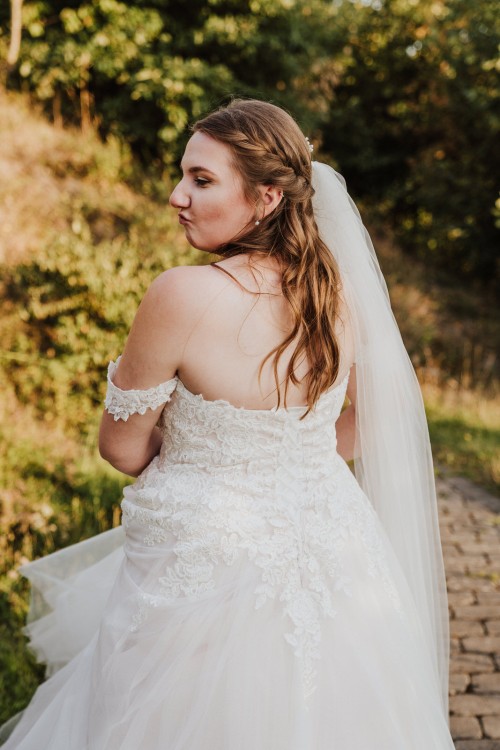 Eine Braut posiert im Park.
