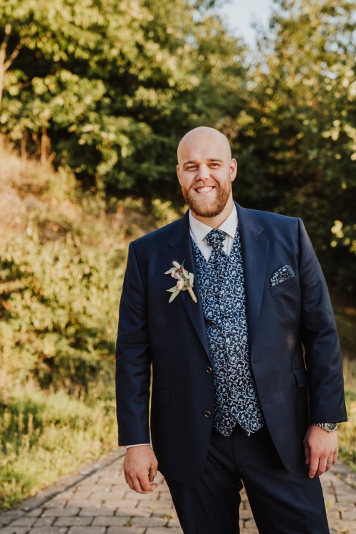 Ein Portrait von einem Bräutigam.