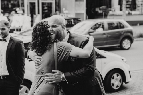 Ein Mann umarmt eine Frau.