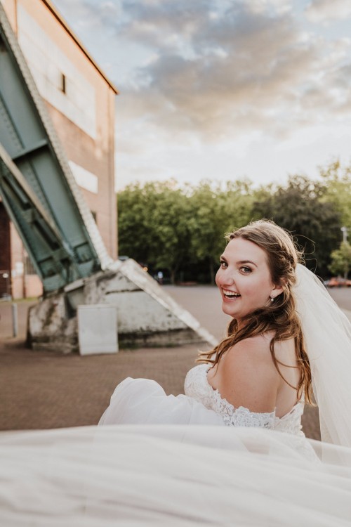 Eine Braut schaut in die Kamera.