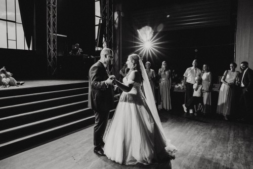 Ein schwarz-weißes Bild von einem tanzenden Brautpaar.