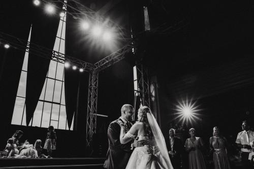 Ein Brautpaar tanzt und die Gäste schauen zu.