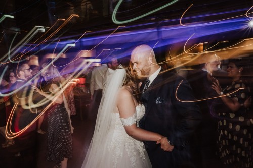 Ein Brautpaar und die Gäste tanzen auf der Tanzfläche.