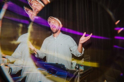 Ein Mann singt mit geschlossenen Augen.