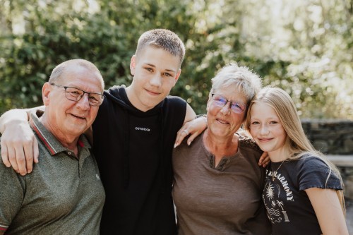 Familienfoto von den Großeltern und deren Enkeln.