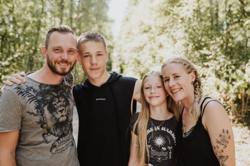 Familienportrait von den Eltern und deren Sohn und Tochter.