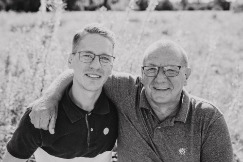 Ein schwarz-weißes Portrait von einem jungen und einem alten Mann.