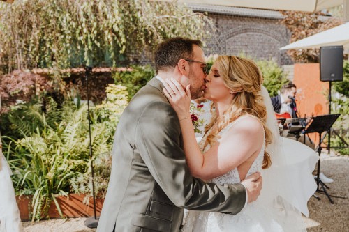 Ein Brautpaar küsst sich.