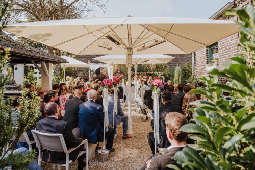 Ein Gruppe von Menschen sitzen bei einer freien Trauung.