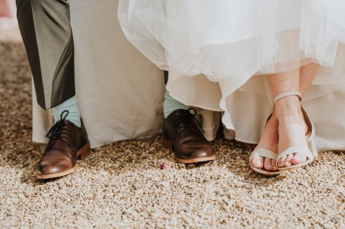 Brautschuhe und Bräutigam Schuhe.