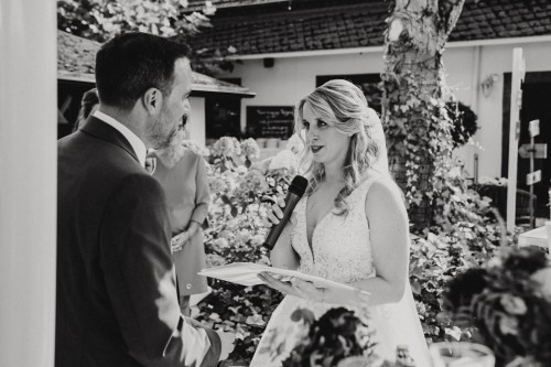 Eine Braut liest ein Eheversprechen vor.