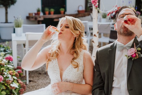 Ein Brautpaar trinkt was aus kleinen Fläschchen.