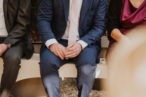 Ein Mann hält ein kleines Fläschchen in den Händen.