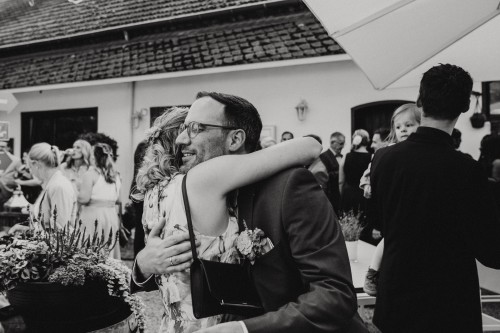 Ein Mann wird von einer Frau umarmt.