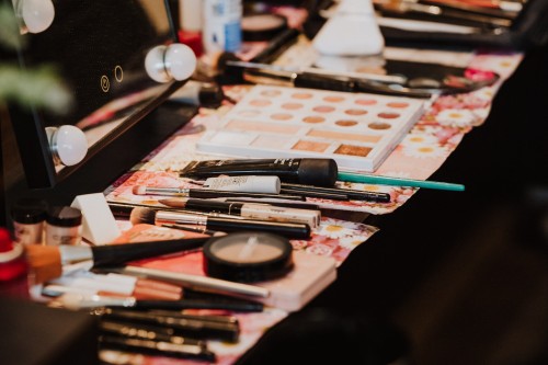 Make-up Zubehör auf einem Tisch.
