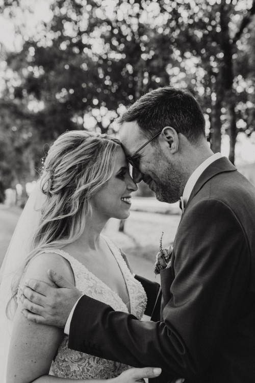 Ein schwarz-weißes Bild von einem Brautpaar.