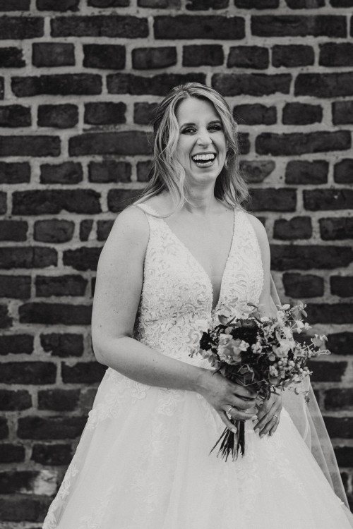 Ein schwarz-weißes Bild von einer Braut.