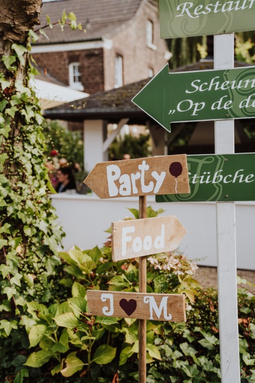 Holzschilder als Wegweiser.