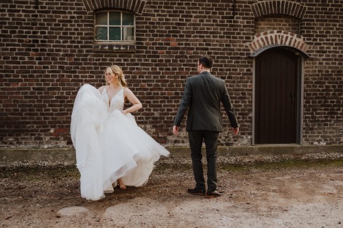 Eine Braut und ein Bräutigam drehen sich auf einer Stelle im Kreis.