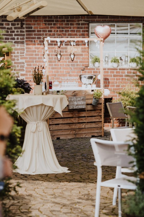 Ein festlich dekorierter Stehtisch auf einer Terrasse.