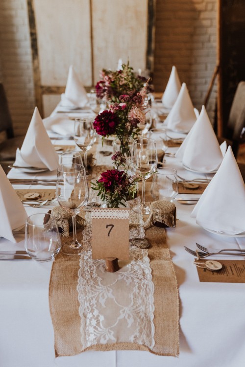 Ein festlich gedeckter Tisch.