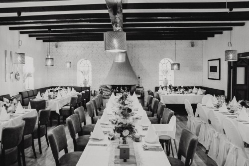 Ein schwarz-weißes Bild von einem festlich gedeckten Raum.