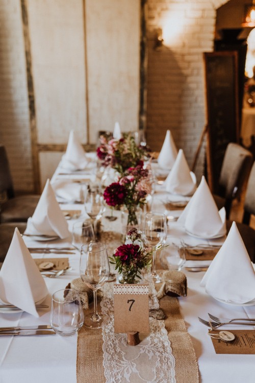 Ein festlich gedeckter Tisch.