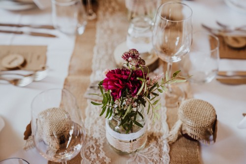 Ein festlich gedeckter Tisch mit Blumen.