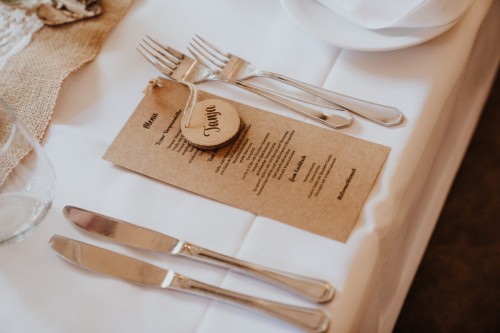 Ein festlich gedeckter Tisch mit einer Menü Karte.