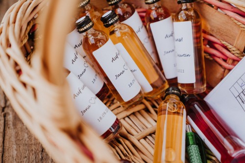 Kleine Flaschen im Korb.