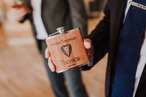 Ein Flachmann von dem Trauzeugen.