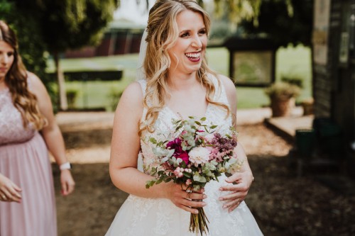 Eine Braut hält einen Blumenstrauß.