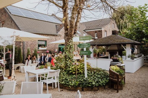 Tische und Dekoration im Garten.