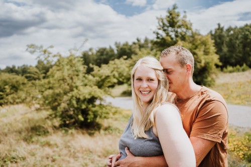 Mann und Frau im Feld