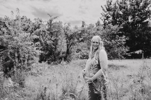 schwangere Frau im Feld