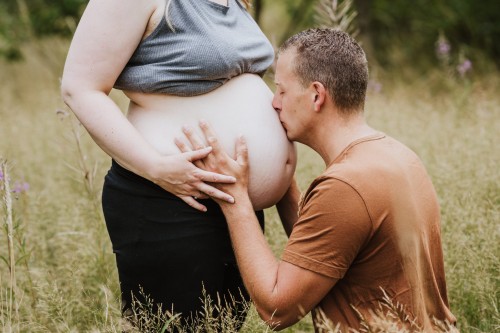 Mann küsst Babybauch