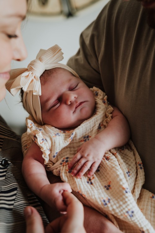 Baby in Armen der Eltern